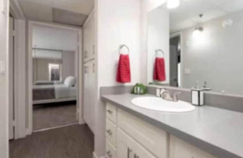 Hollywood Apartment | Snazzy 1Bed with Rooftop Pool and Hollywood Sign View