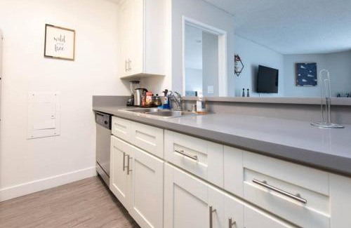 Hollywood Apartment | Snazzy 2 Bedroom Pad with Rooftop Pool and Hollywood Sign View