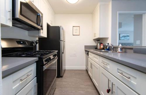 Hollywood Apartment | Snazzy 2 Bedroom Pad with Rooftop Pool and Hollywood Sign View