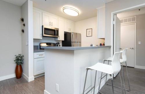 Hollywood Apartment | Snazzy 2Bd Apartment Rooftop Pool & Iconic Hollywood Sign Views