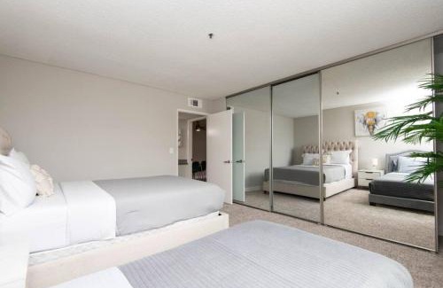 Hollywood Apartment | Snazzy 2Bd Apartment Rooftop Pool & Iconic Hollywood Sign Views