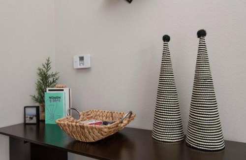 Hollywood Apartment | Snazzy 2Bd Apartment Rooftop Pool & Iconic Hollywood Sign Views