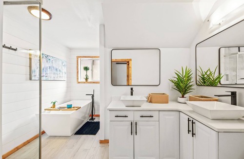 Snoqualmie Pass House | Snocabin at Snoqualmie Pass with 6 bedrooms just steps from Lifts/Tubing/Biking