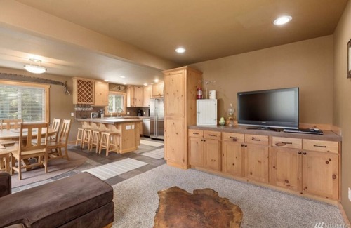 Snoqualmie Pass Ski Chalet | Snoqualmie Pass Cabin Walking Distance to Lifts