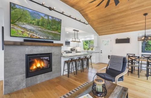 North Bend House | Snoqualmie River Retreat