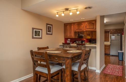 Gatlinburg Condo | SNORING BEAR Condo 2 BED/2 BA VIEWS POOL WALK TO D'TOWN GATLINBURG/ANAKEESTA