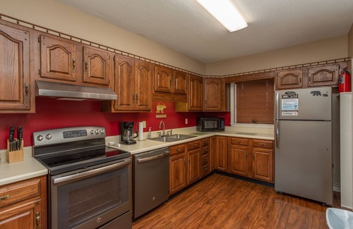 Gatlinburg Condo | SNORING BEAR Condo 2 BED/2 BA VIEWS POOL WALK TO D'TOWN GATLINBURG/ANAKEESTA
