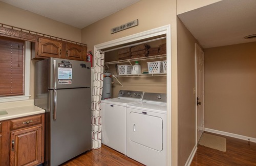 Gatlinburg Condo | SNORING BEAR Condo 2 BED/2 BA VIEWS POOL WALK TO D'TOWN GATLINBURG/ANAKEESTA