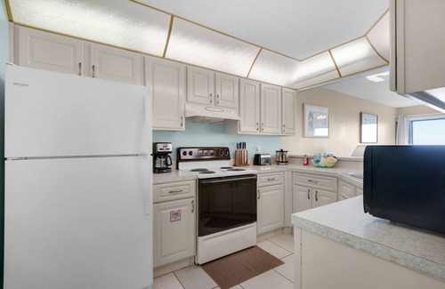 Thomas Drive Condo | SNOW BIRDS! LOW RATES! 3RD FLR, GULF FRNT! 1:30 CK-IN! 2BR 2B, BCH SETUP MAR-OCT