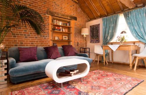 Sudbury House | Snow Cottage laid back style with footpaths to a great Macro Brewery Pub