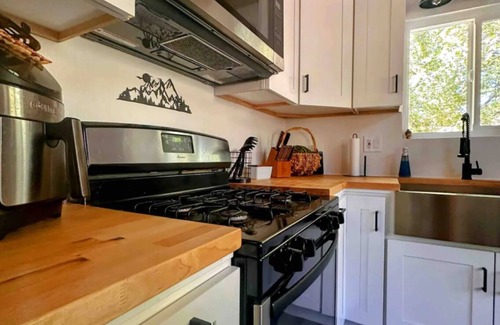 Arrowbear Lake Cabin | Snow Valley Retreat with Private Jacuzzi!