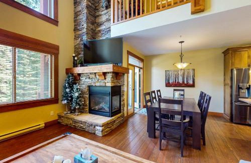 Snow Pine Estates House | Snowbanks 2