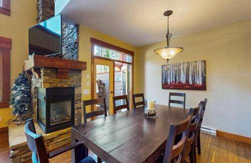 Snow Pine Estates House | Snowbanks 2