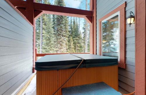 Snow Pine Estates House | Snowbanks 3