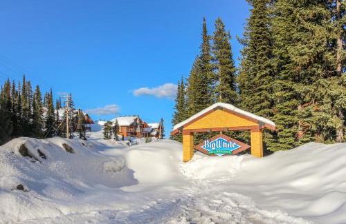 Snow Pine Estates House | Snowbanks 3
