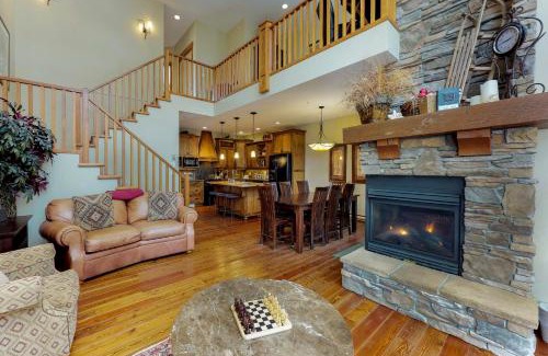 Snow Pine Estates House | Snowbanks 3