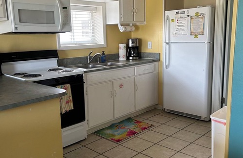 East End Condo | Snowbird Discount! GROUND LEVEL With Easy beach Access East Gorrie VIEWS, PETS🐾