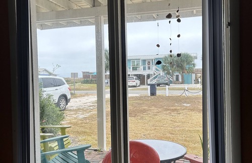 East End Condo | Snowbird Discount! GROUND LEVEL With Easy beach Access East Gorrie VIEWS, PETS🐾