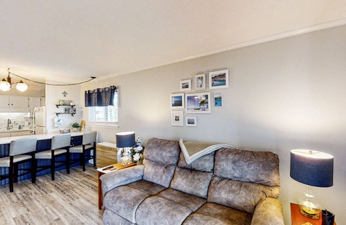 North Myrtle Beach Condo | Snowbird-friendly condo with balcony, ocean view, beach access & pool