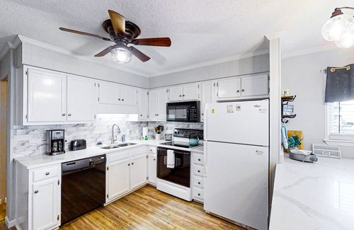 North Myrtle Beach Condo | Snowbird-friendly condo with balcony, ocean view, beach access & pool