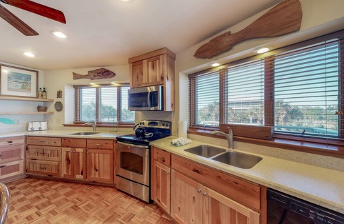 Plantation House | Snowbird-friendly beachfront home with a pool, tennis, washer/dryer, fireplace