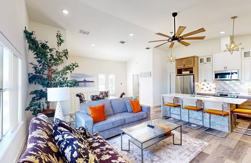 Del Mar Condo | Snowbird-friendly 2nd-floor condo near beach with washer/dryer, streaming, & AC