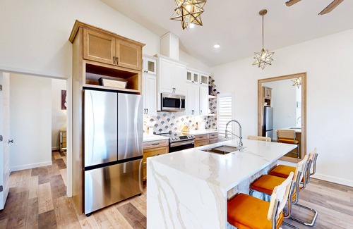 Del Mar Condo | Snowbird-friendly 2nd-floor condo near beach with washer/dryer, streaming, & AC