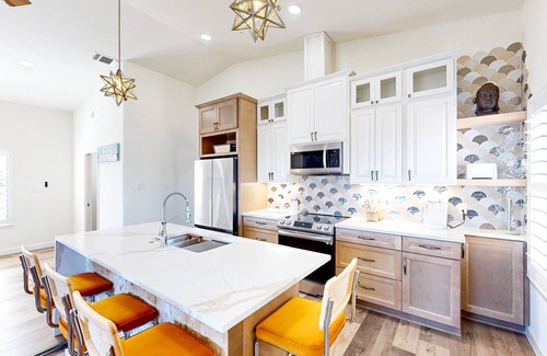 Del Mar Condo | Snowbird-friendly 2nd-floor condo near beach with washer/dryer, streaming, & AC