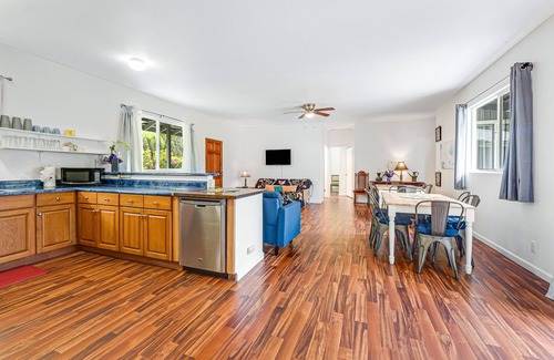 Keaau House | Snowbird-friendly home near the beach with patio, grill, outdoor dining area