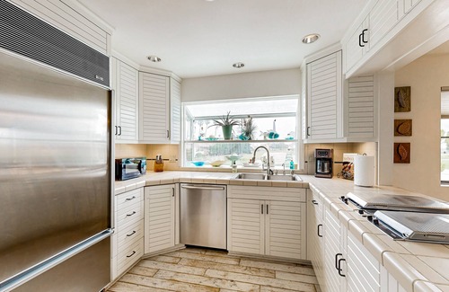 Pierpont Bay House | Snowbird-friendly house with fireplace & rooftop deck - beach across the street