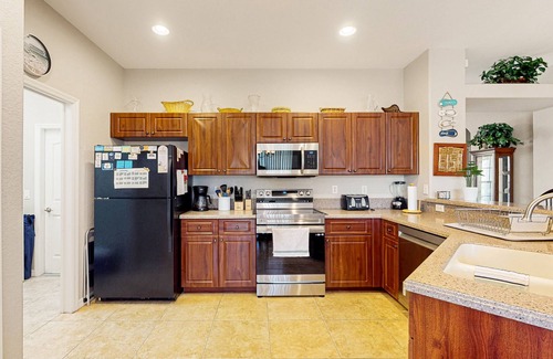 North Port House | Snowbird-friendly oasis with lanai, grill, W/D & lush yard - near golf & beaches