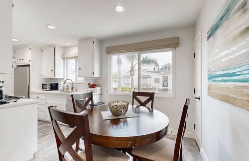 Balboa Island Condo | Snowbird-friendly home with great location near the ocean, washer/dryer, & WiFi