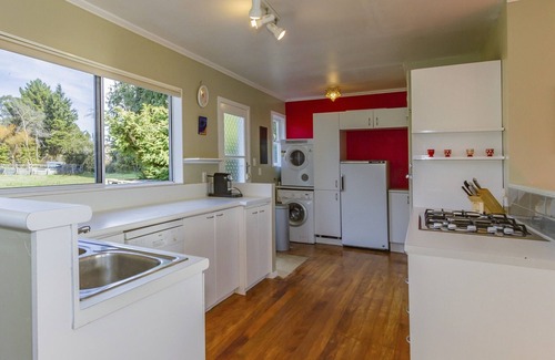 Rangataua Cottage | Snowcano Cottage - Rangataua Holiday Home