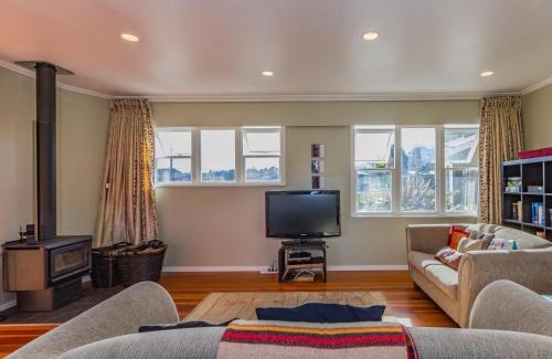 Rangataua House | Snowcano Cottage - Rangataua Holiday Home