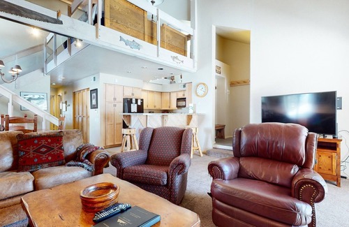 Mammoth Lakes Condo | Snowcreek IV 622 Light, Bright and Updated, Walk to Snowcreek Athletic Club by RedAwning
