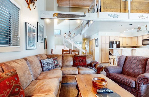 Mammoth Lakes Condo | Snowcreek IV 622 Light, Bright and Updated, Walk to Snowcreek Athletic Club by RedAwning