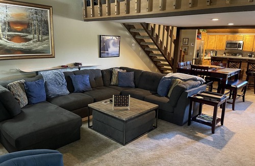 Mammoth Lakes Condo | Snowcreek remodel, big, comfy, best location, wash/dry, 3 TV's, Wi-Fi, Red Line