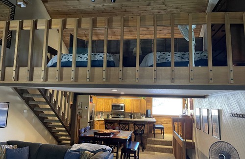 Mammoth Lakes Condo | Snowcreek remodel, big, comfy, best location, wash/dry, 3 TV's, Wi-Fi, Red Line