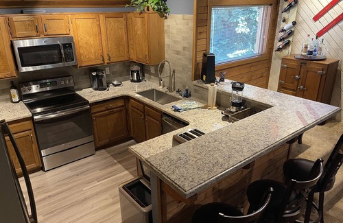 Mammoth Lakes Condo | Snowcreek remodel, big, comfy, best location, wash/dry, 3 TV's, Wi-Fi, Red Line