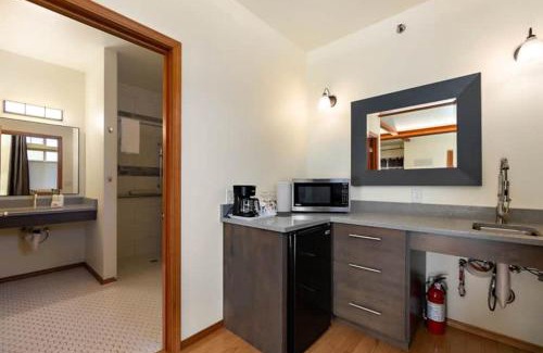 Leavenworth House | Snowcreek Suite - Cedar - ADA- Hot Tub - Kitchenette