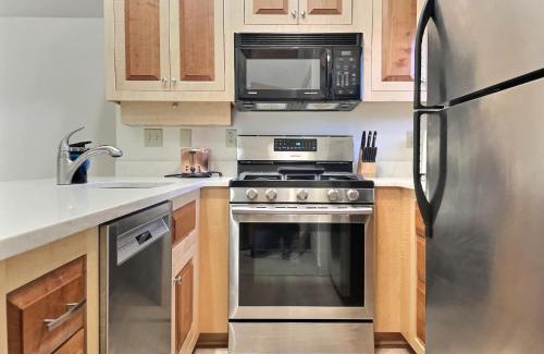 Killington House | Snowcub- AC, Pool, Hot tub, Tennis, Grill!