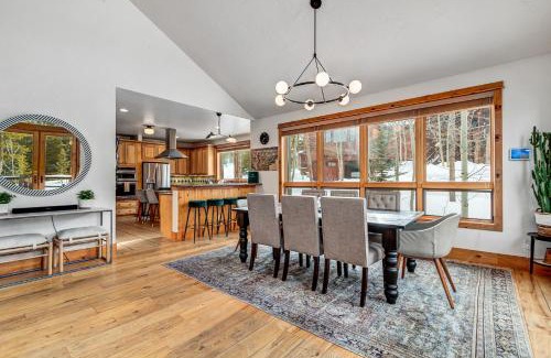 Four O'Clock House | Snowflake Chalet 72 by Great Western Lodging