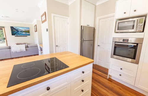 Hill Top House | Snowy Mountains Hideaway with plenty of space to relax after a day of adventure.