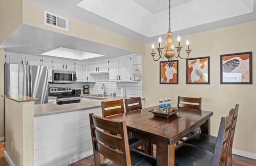South Scottsdale Condo | Snug 2BR Condo w/Pool, Patio, W/D near Old Town