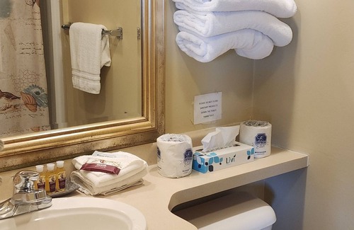 Sturgeon Bay Hotel | Snug Harbor Inn - Basic-Water 7 & 10
