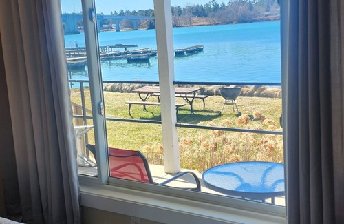 Sturgeon Bay Hotel | Snug Harbor Inn - Basic-Water 7 & 10
