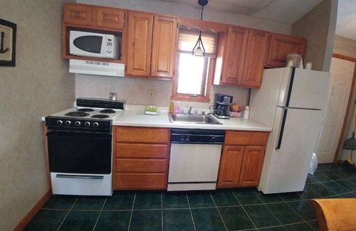 Sturgeon Bay Apartment | Snug Harbor Inn - Studio Suite 201 & 204