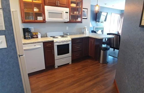 Sturgeon Bay Apartment | Snug Harbor Inn - Studio Suite 201 & 204