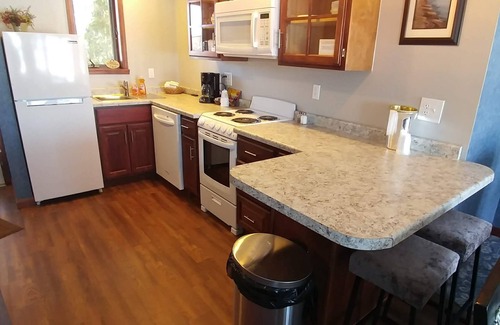 Sturgeon Bay Apartment | Snug Harbor Inn - Studio Suite 201 & 204