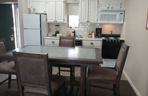 Sturgeon Bay Apartment | Snug Harbor Inn - Suite 202 & 203